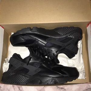 NIKE Air Huraches in Black (WORN ONCE)
